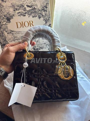 حقيبة نسائية أنيقة مع تغليفها الأصلي