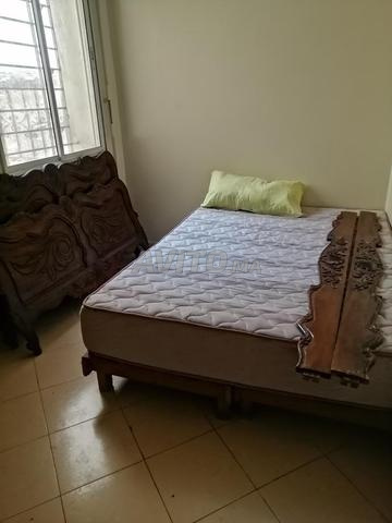 سرير كبير ومرتبة وطاولة - 2