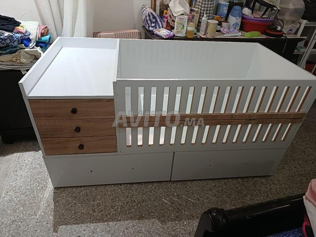 Lit bébé avec table à langer en bon état avec 5 tiroirs