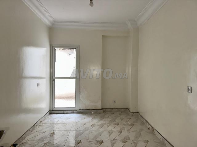 شقة جميلة مجددة للبيع مع موقف سيارات - 2