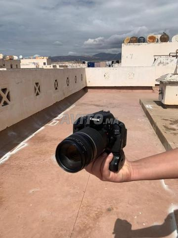 Canon 600D propre avec grand objectif et battery grip