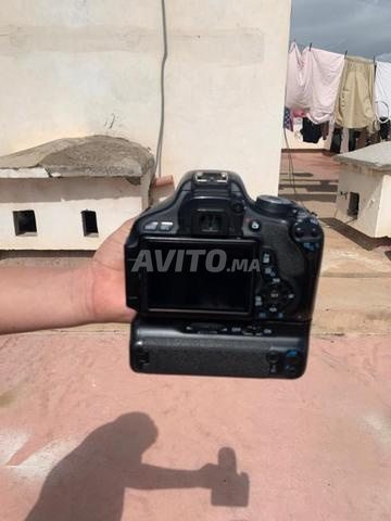 Canon 600D propre avec grand objectif et battery grip - 2