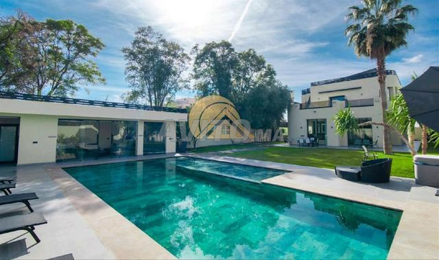 مسبح خاص فاخر مع تراس مغطى وجاكوزي - 2