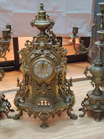 ساعة مع شمعتين أصليتان. - 2