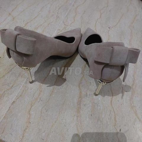 أحذية بكعب عالٍ وصنادل بحالة جيدة جداً - 2