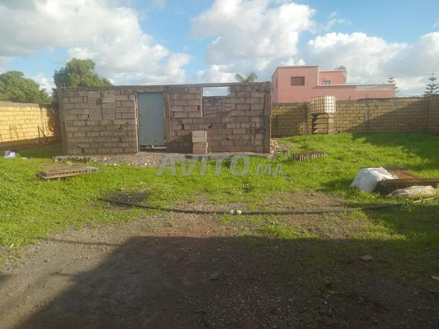 بقعة أرض للبيع بها بئر ماء وكهرباء رئيسية