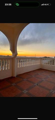 فيلا رائعة للبيع مطلة على البحر، مرخصة