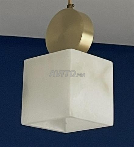 تعليقة فاخرة من الرخام مع حامل ذهبي - 2