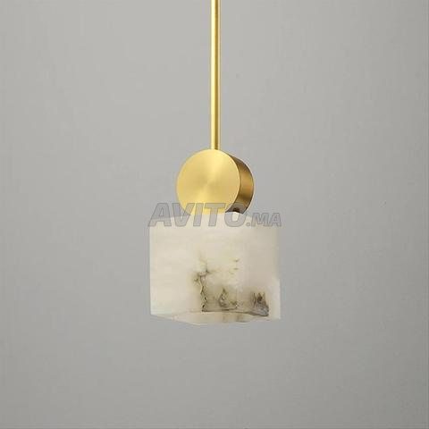 Suspension luxueuse en marbre avec support doré