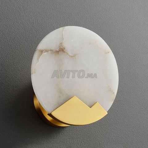 Deux appliques en marbre très chic avec ampoules