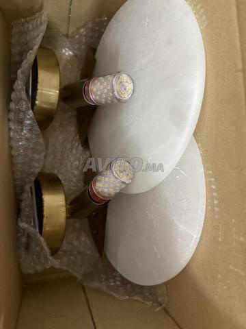 تطبيقان من الرخام أنيقان جداً مع مصابيح