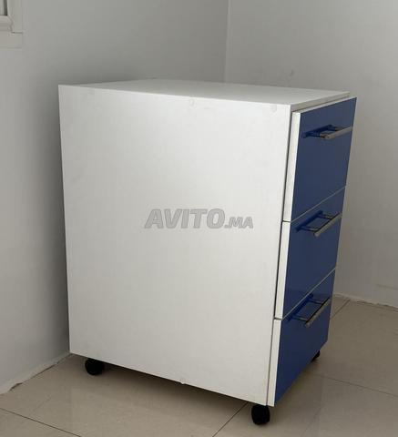 طاولة خشبية بعجلات و 3 أدراج - 2