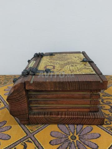 صندوق خشبي بفواصل معدنية ثقيل في الوزن - 2