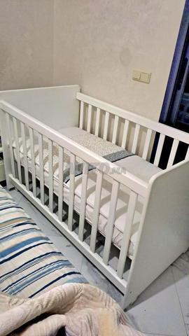 سرير أطفال مع مرتبة وواقي سرير - 2