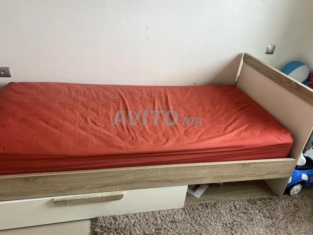 سرير، طاولة جانبية، خزانة