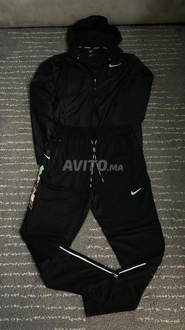 بلوزة نايكي للجري وبنطلون طوكيو أصلي جديد مقاس S