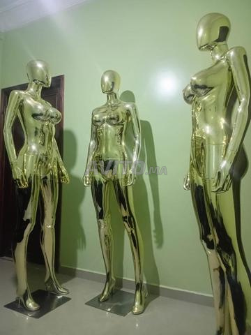 عارضة أزياء نسائية ذهبية لامعة – بحالة جديدة - 2