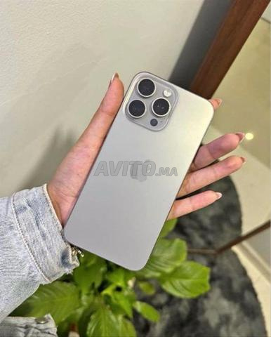 Téléphone à vendre iPhone 15 Pro Max, encore propre, je viens de l'acheter...