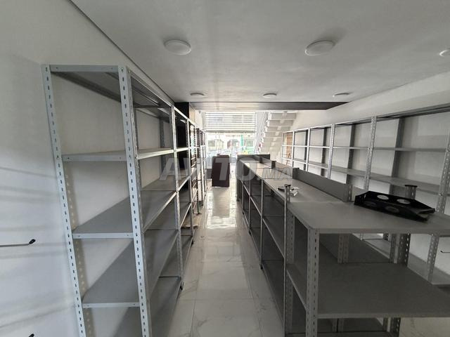Local commercial de 67 m2 aménagé - 2