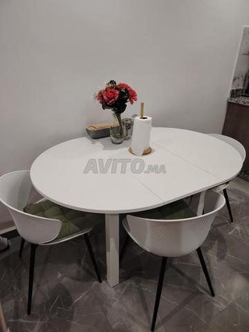 طاولة قابلة للتمديد مع كراسي