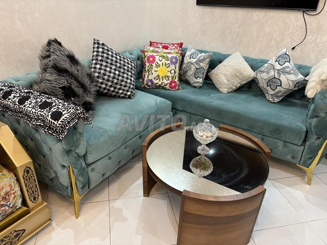 صالون للبيع مع أريكة