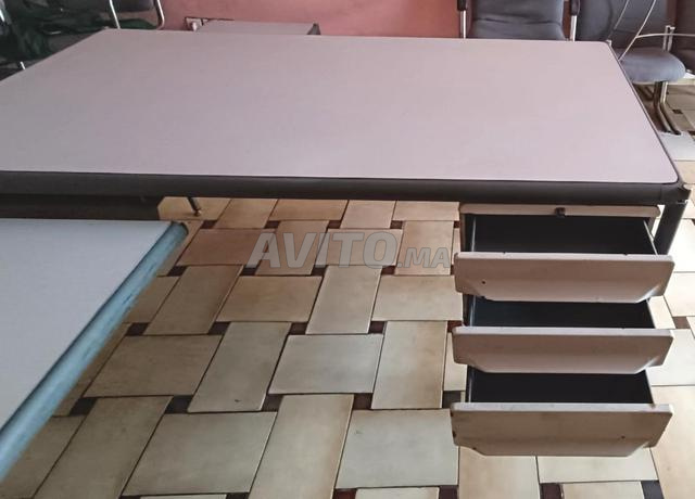 مكتب احترافي بأدراج – بحالة جيدة جداً - 2