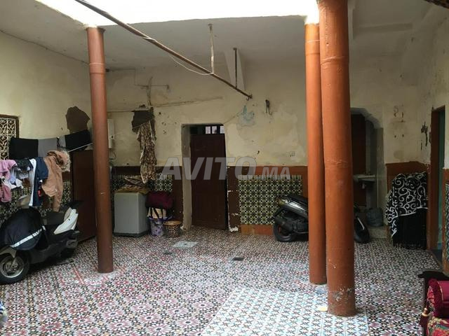 Vente d'une Riad avec plusieurs chambres, salons et toilettes.