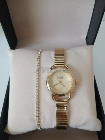 ساعة نسائية أنيقة مع سوار فاخر وصندوق هدايا مميز.