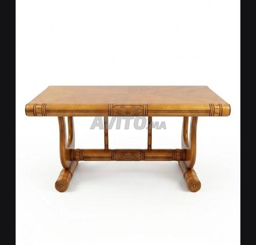 طاولة خشبية صلبة منحوتة – حالة جيدة جداً