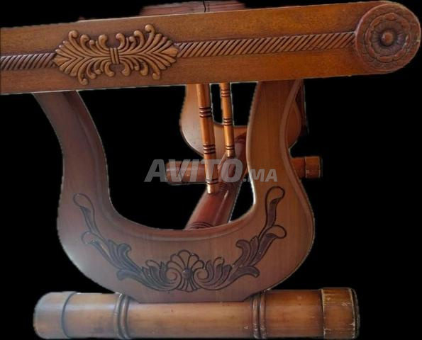 طاولة خشبية صلبة منحوتة – حالة جيدة جداً - 2