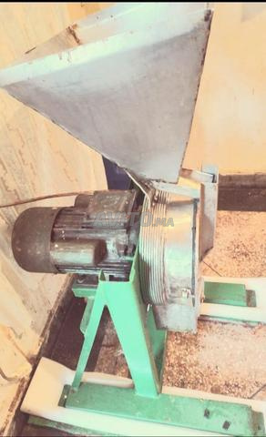 Machine professionnelle pour moudre Amlou et amandes, en excellent état