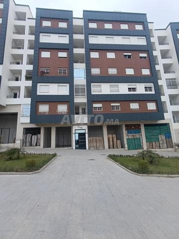 Local commercial titré devant la nouvelle gare routière Marwa