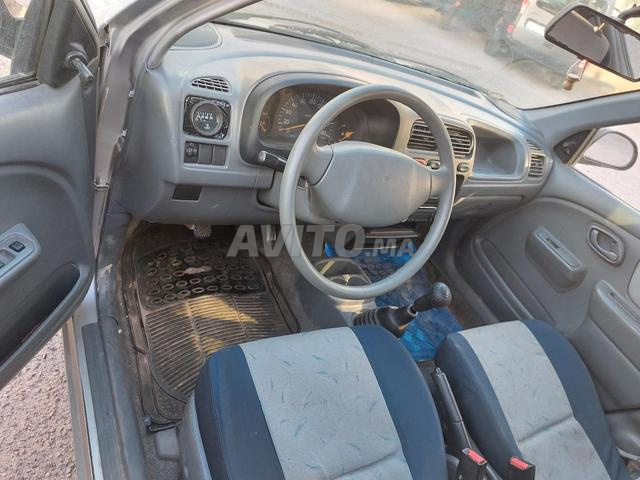 Voiture Mazda propre - 2