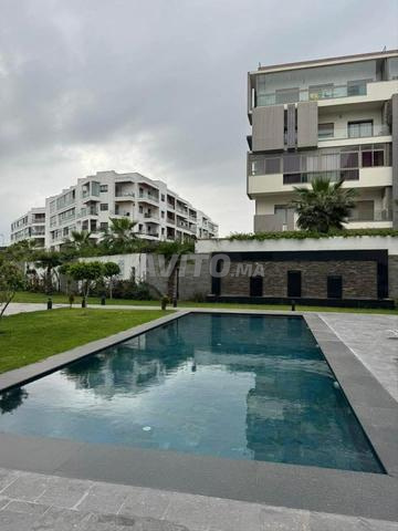 شقة جميلة جديدة مع تراس وإطلالة على المسبح - 2