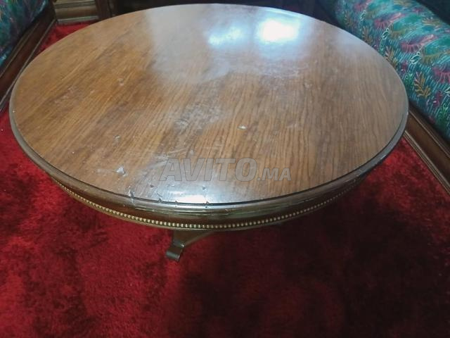 طاولة خشب أحمر