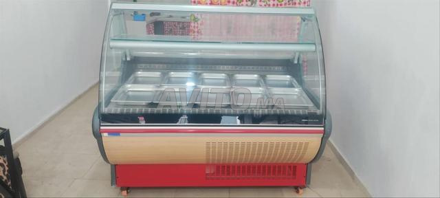 Excellente vitrine réfrigérée avec 10 plateaux en inox