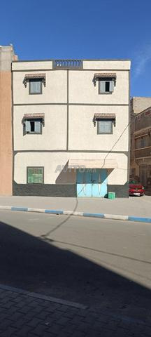 منزل بواجهتين تجارية وسكنية