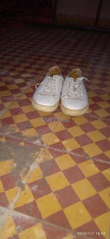 حذاء مهترئ لكن أصلي ورائع وصالح للاستعمال