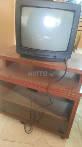 TV 14 JVC et table - 2