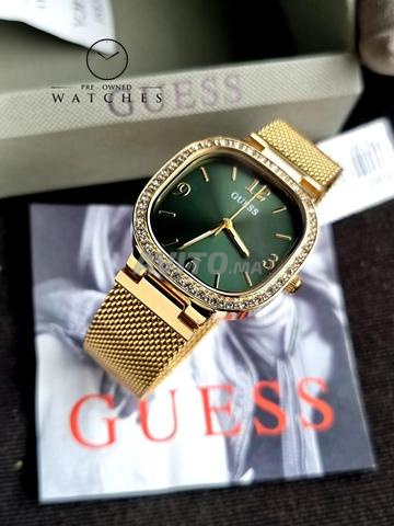Guess doré et cadran vert