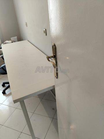 مكتب بـ 2 أرفف بحالة جيدة - 2