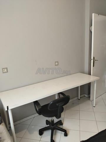 مكتب بـ 2 أرفف بحالة جيدة