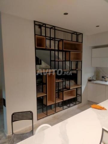 مكتبة بأسلوب صناعي من الفولاذ والخشب