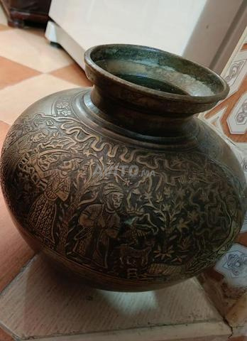 جرة تقليدية مزخرفة مصنوعة من النحاس