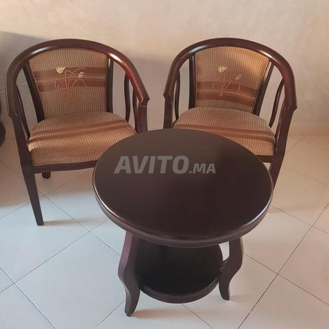 طاولة وكرسيان - 2