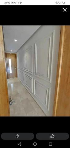 Pose de plaques de plâtre sur le mur