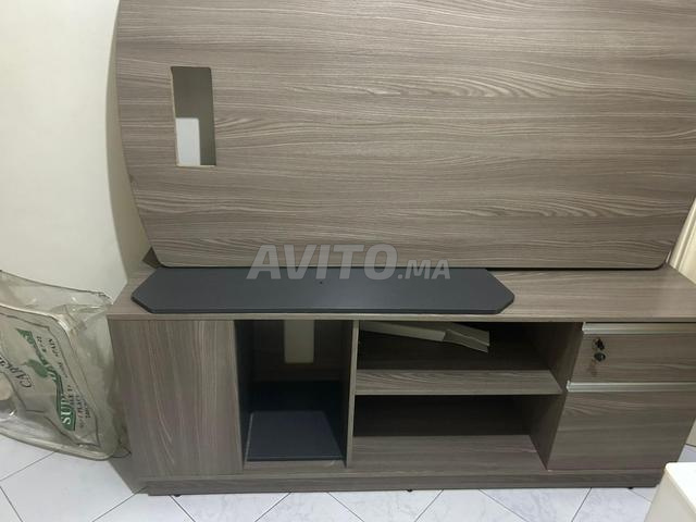 Grand bureau pour étudier ou travailler en bon état.