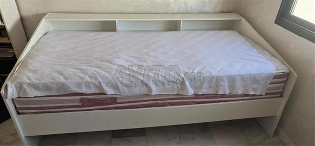 Lit simple 200x90 cm en bois avec matelas à Fès