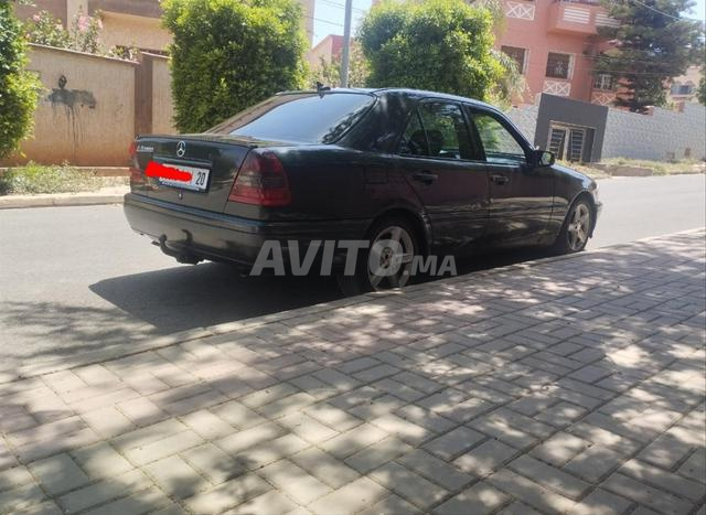 Voiture en bon état, bienvenue aux intéressés
