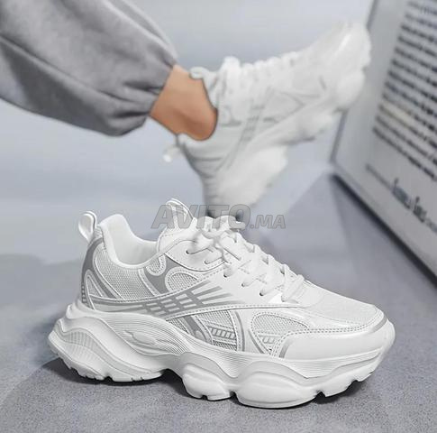 حذاء رياضي أبيض بتصميم عصري ورياضي - 2